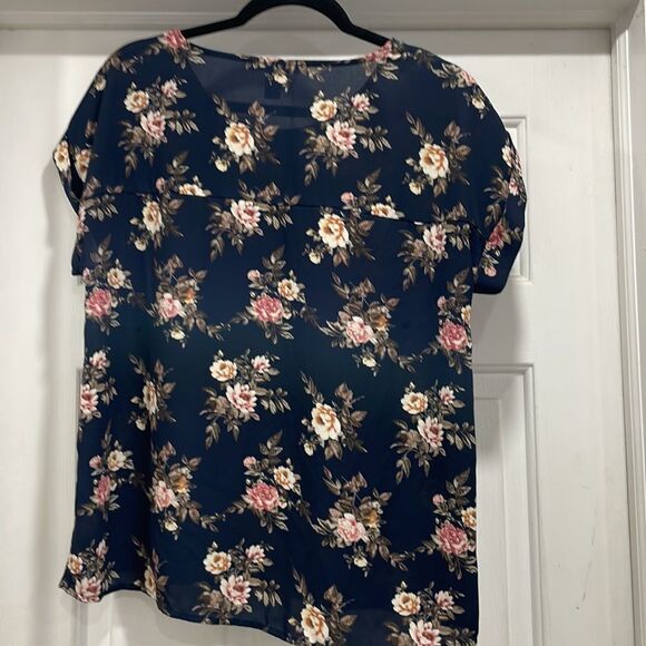 💙 Forever 21 cap sleeve blouse navy blue with floral pattern size S 💙 - Picture 4 of 5